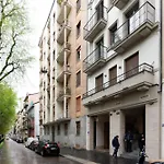 Mac Mahon - Colorful Apartment With Balcony!