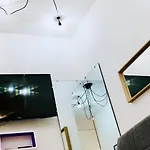Apartments With Balcony And View Close To The Yellow Metro Milan City