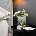Lily Pads -Elegant Apartment- In The City Center