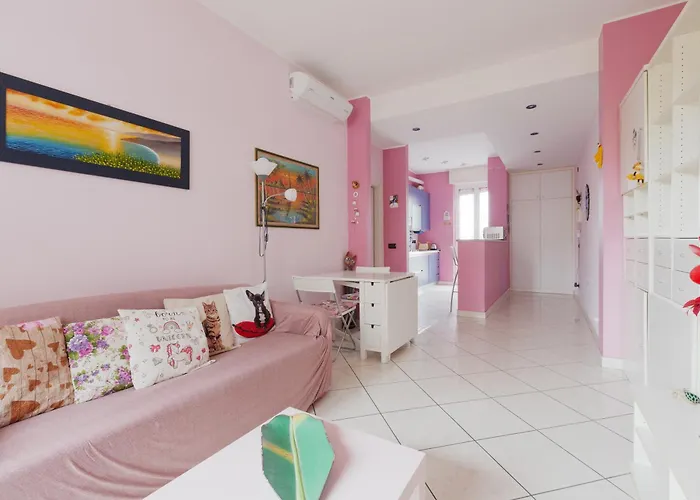 Mac Mahon - Colorful Apartment With Balcony!
