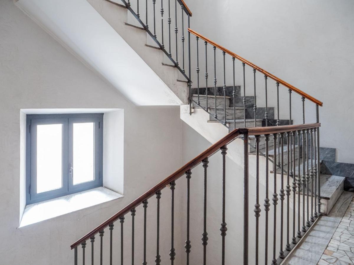 The Rent - Bright One Bedroom With Balcony In Moscova Milan