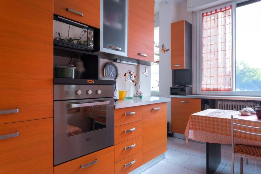 Bright & Cozy With Balcony Guest house
