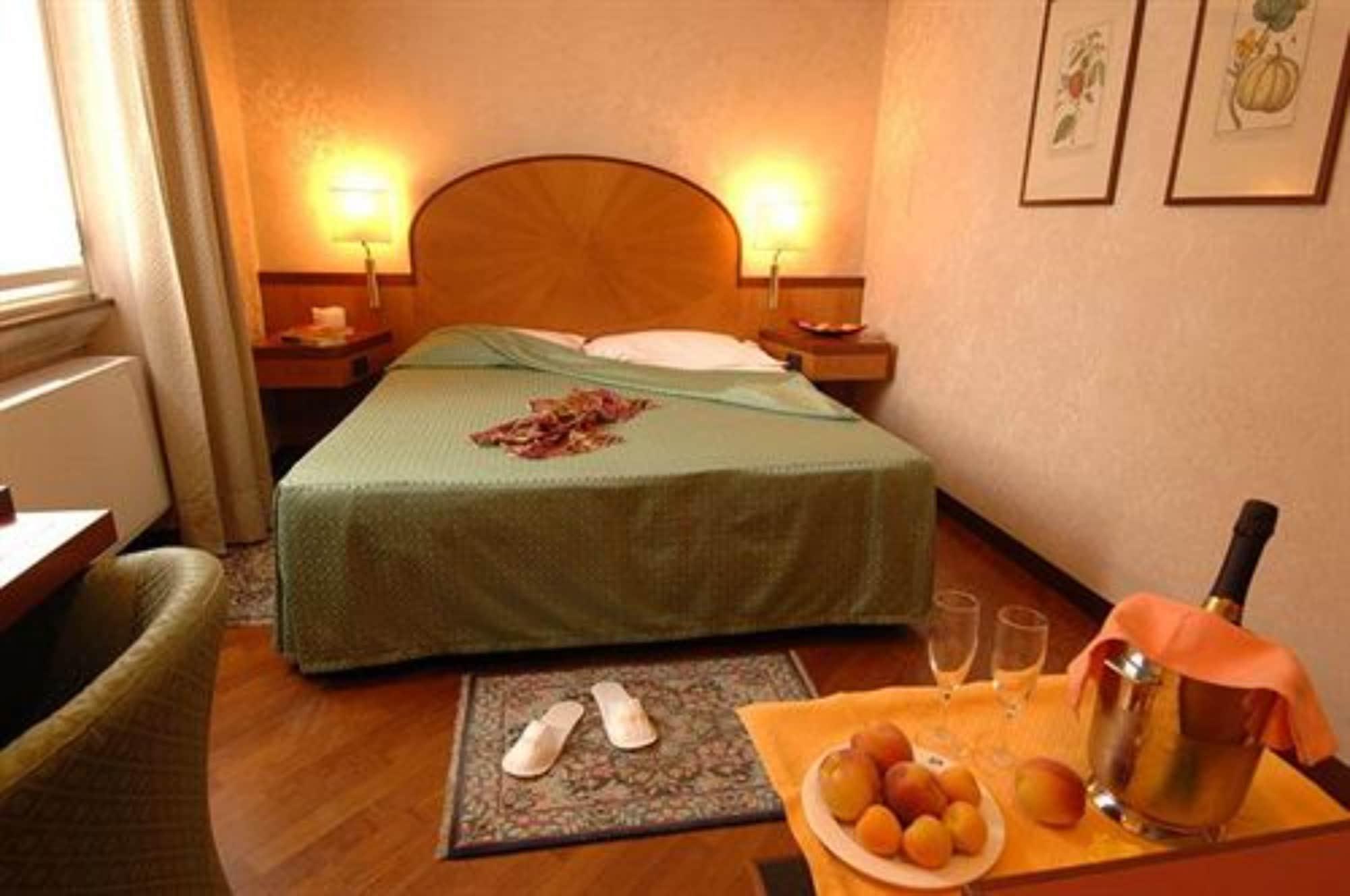 Metro Hotel 3*