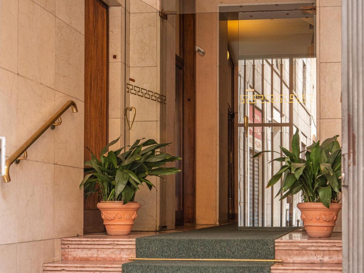 The Rent - With Balcony In Downtown Apartment Milan