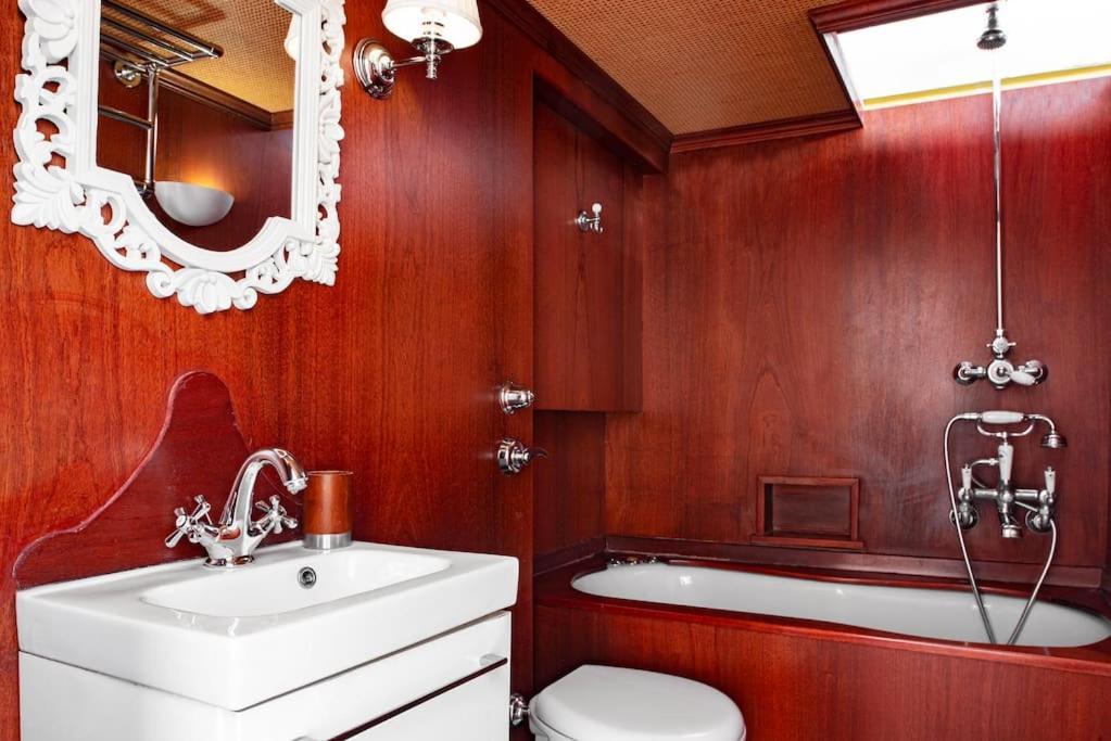 Luxury 4 Bedrooms *