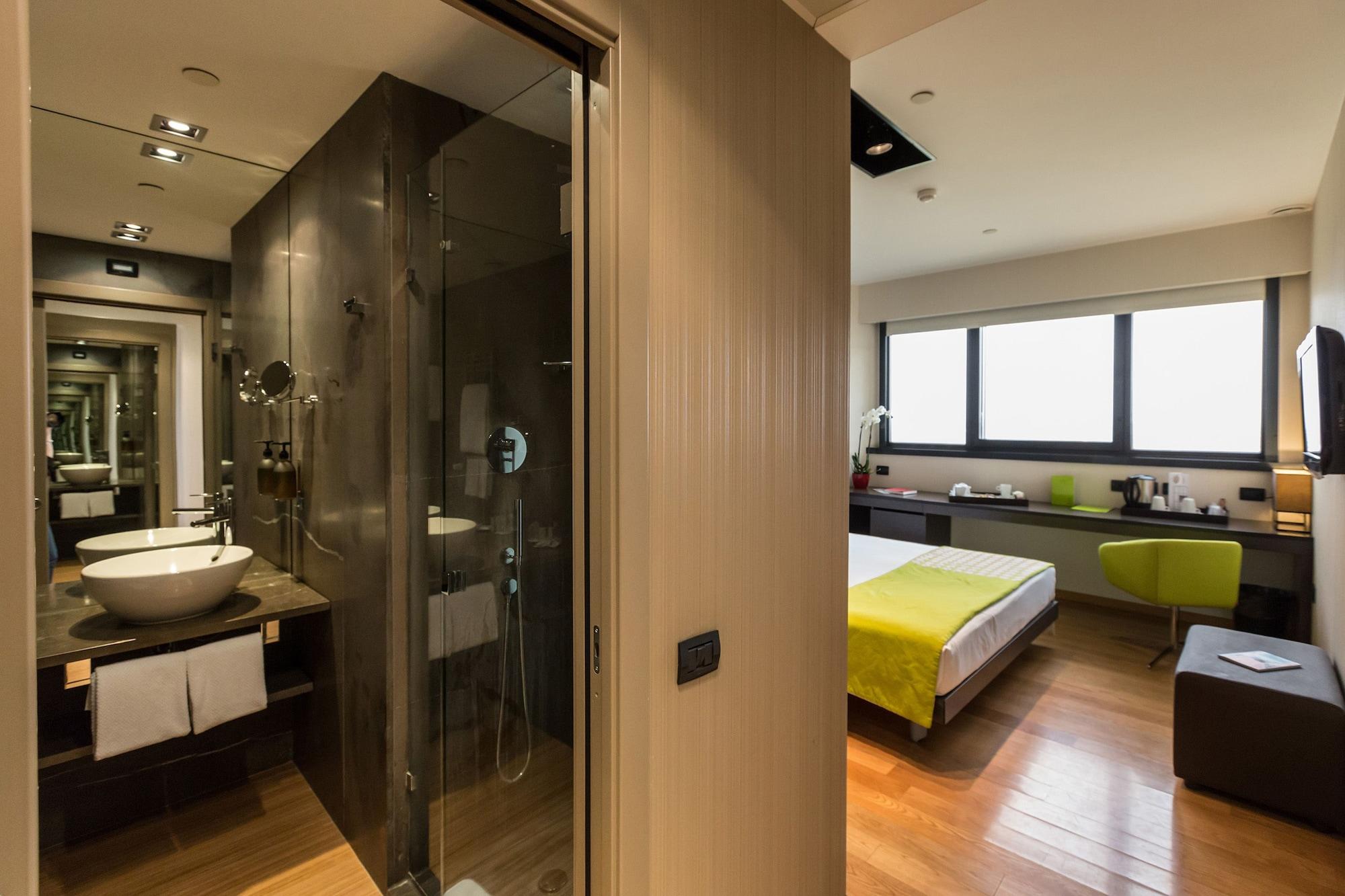 Western The Hub 4*