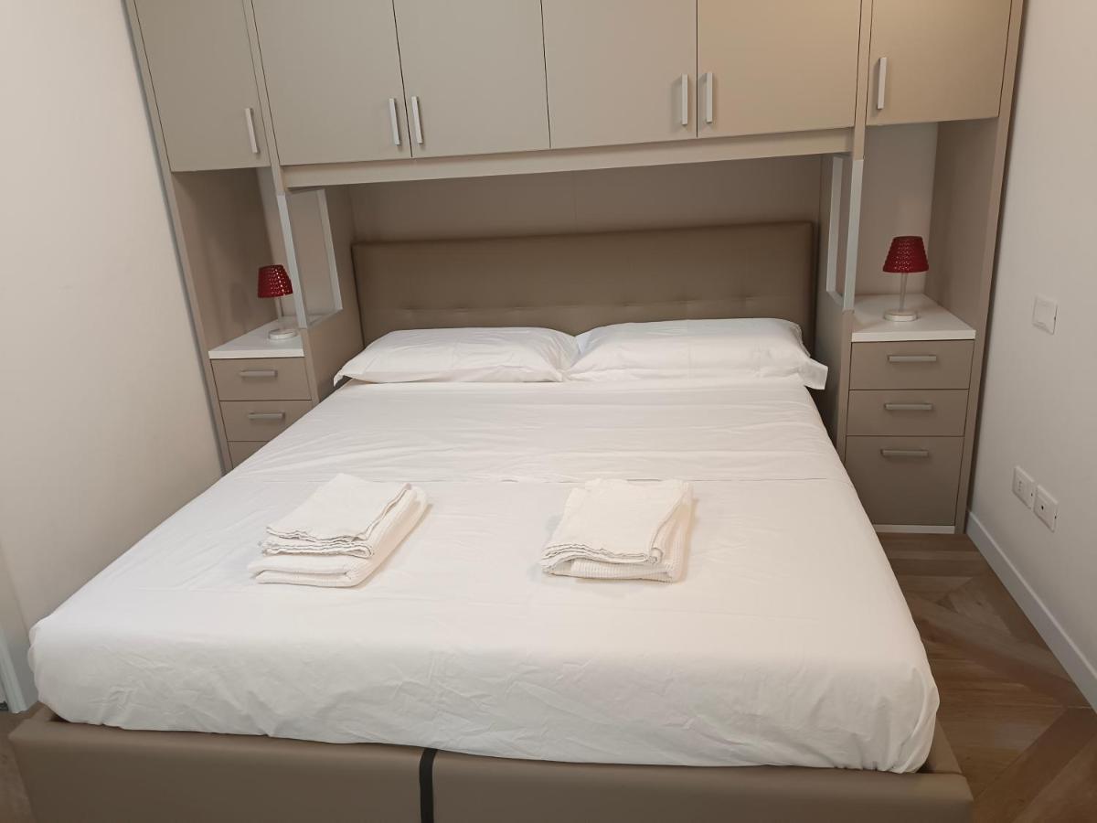 Apartment Luminoso Bilocale Zona Tibaldi Bocconi Milan