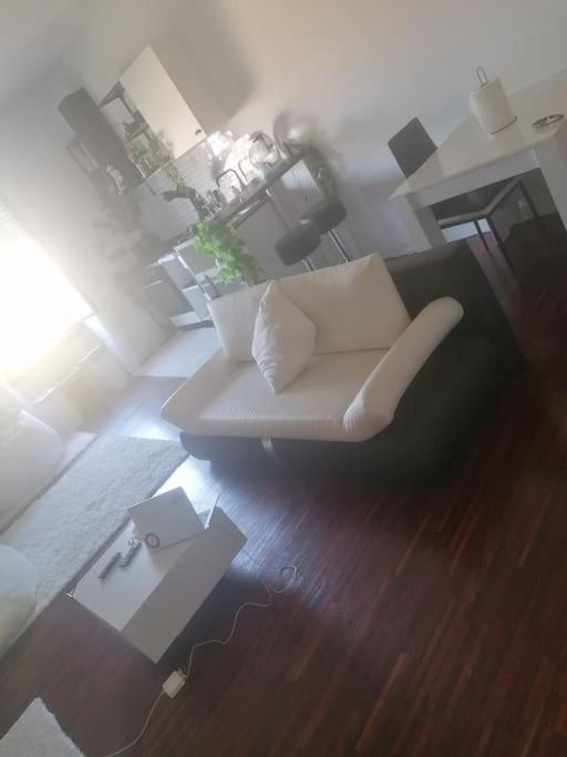 Two-room - 10 Min Walk From Isola Apartment