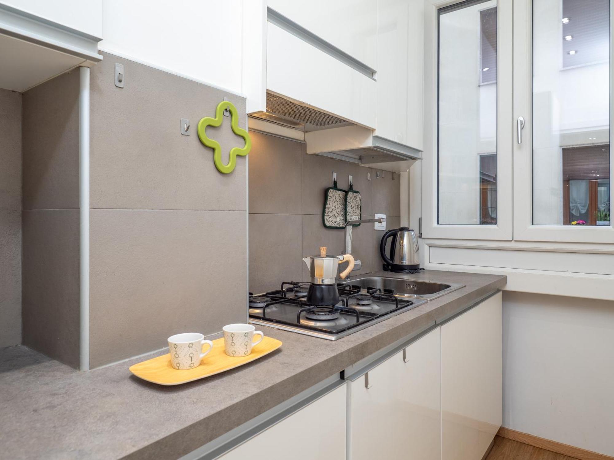 5 Guests - Modern With Balcony Milão