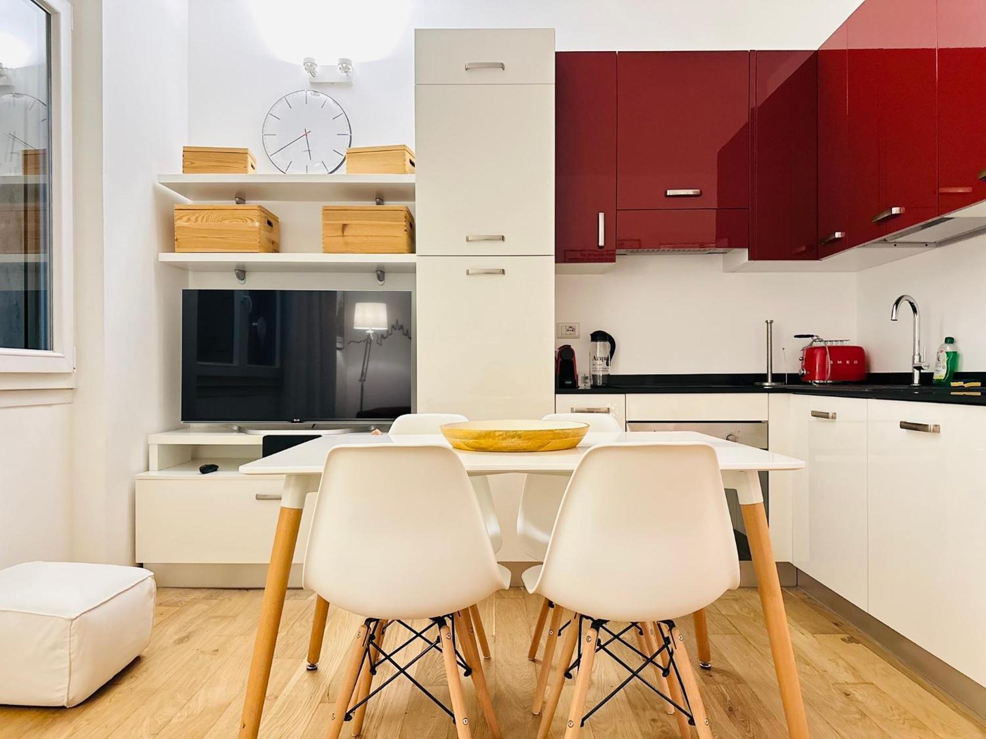 Xenia - Cozy Two-room In Station Apartment Milan