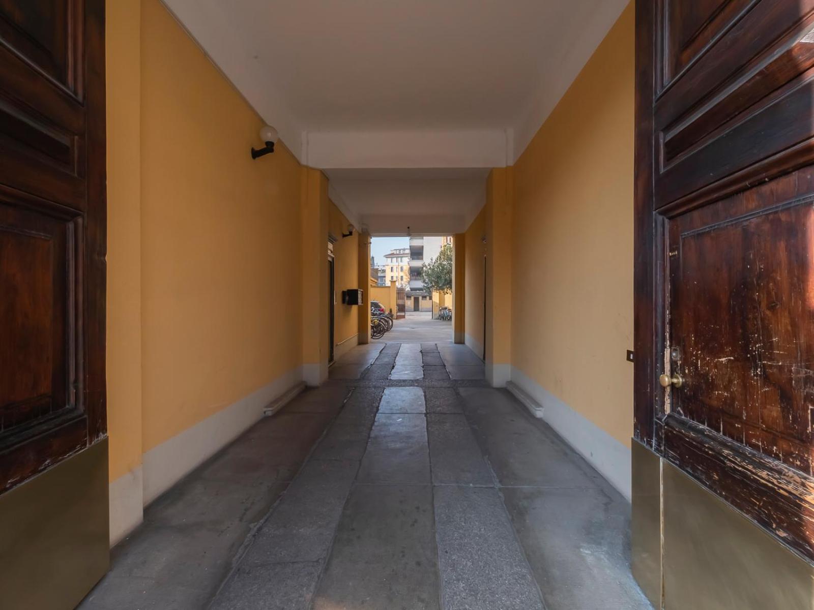 Ihost - Stendhal 49 * Milan