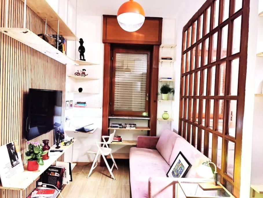 Apartment Casa Cloclo: Design & Vintage Above Subway Milan