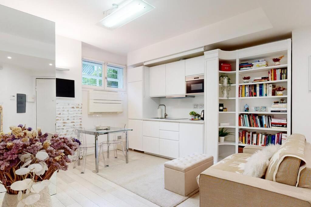 Mirrors House Chic In The City Center Apartment Milan