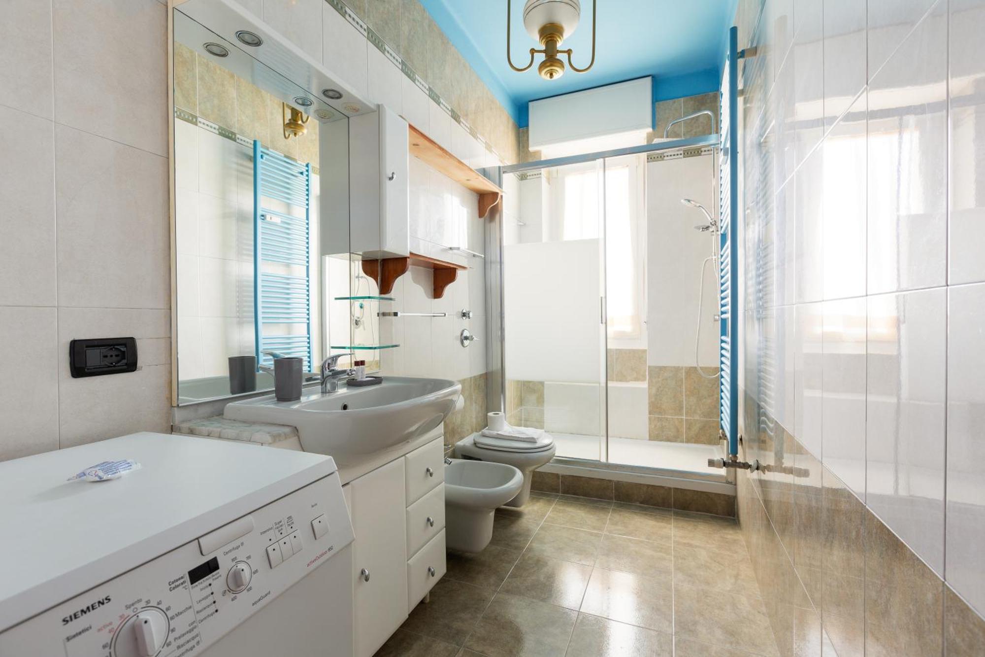 Roomy With Balcony! Apartment Milan