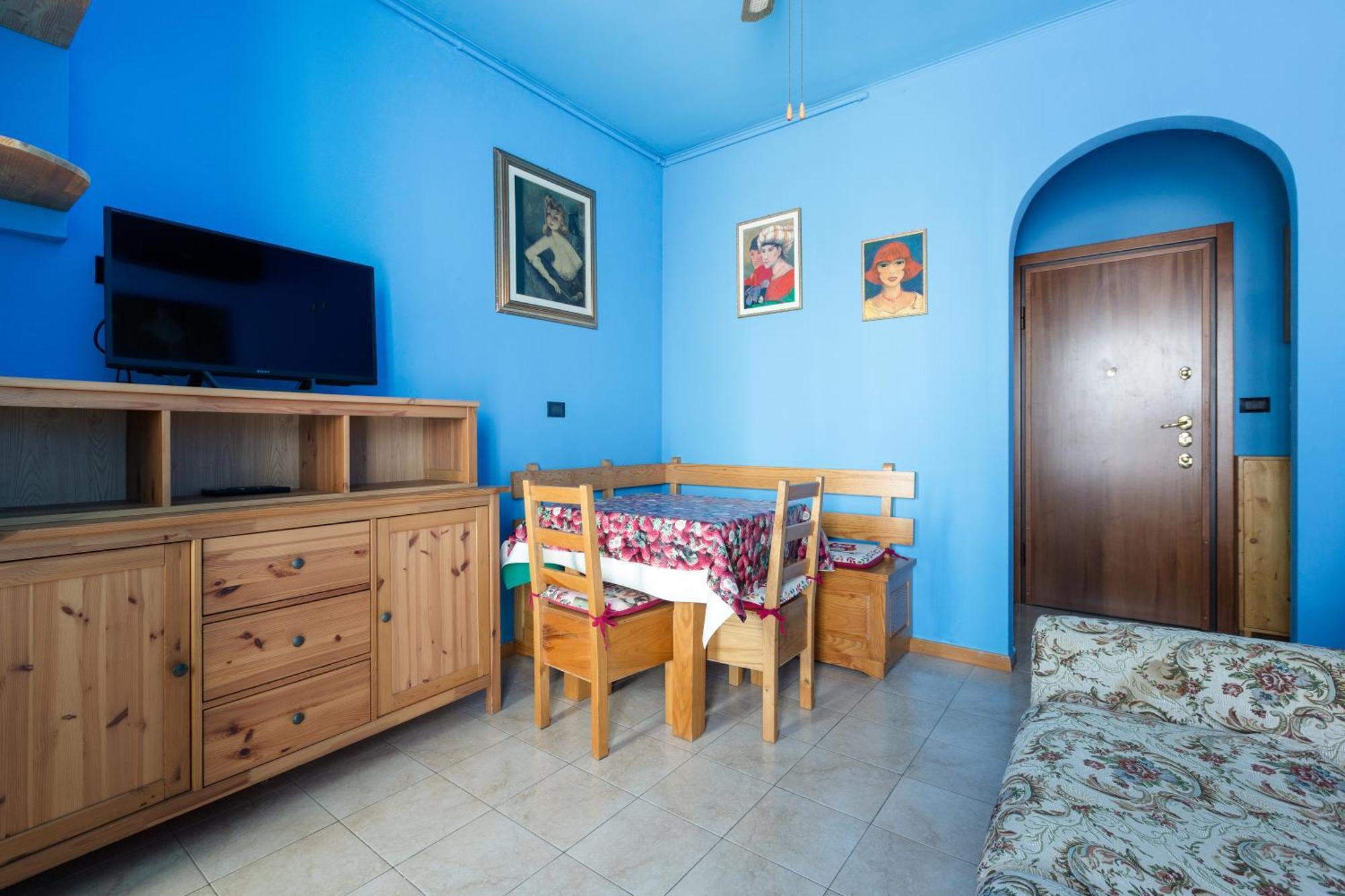 Apartment Roomy With Balcony! *