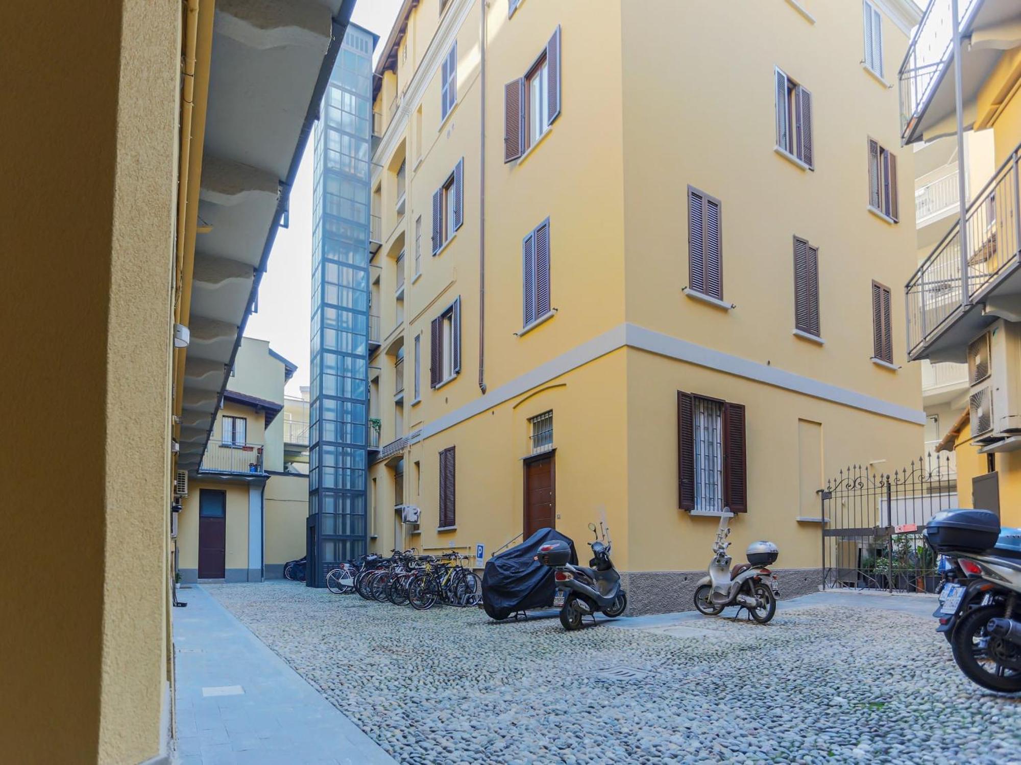 The Rent - Spacious Two Bedrooms Near Porta Romana