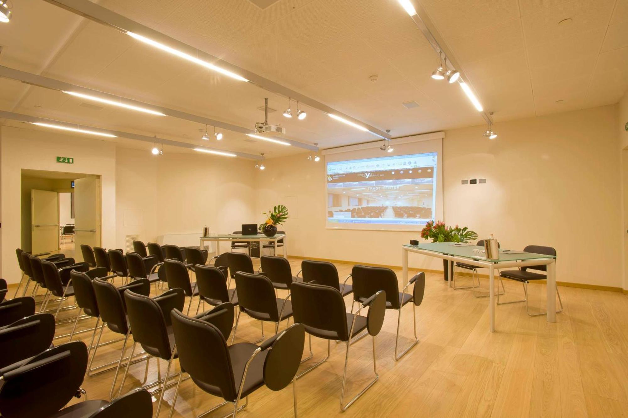Western The Hub Hotel 4*