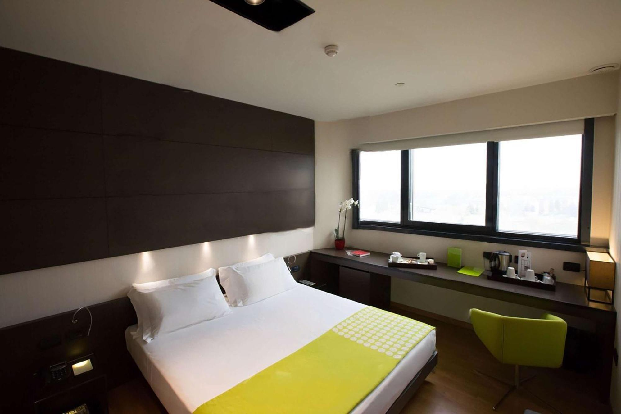Western The Hub 4*