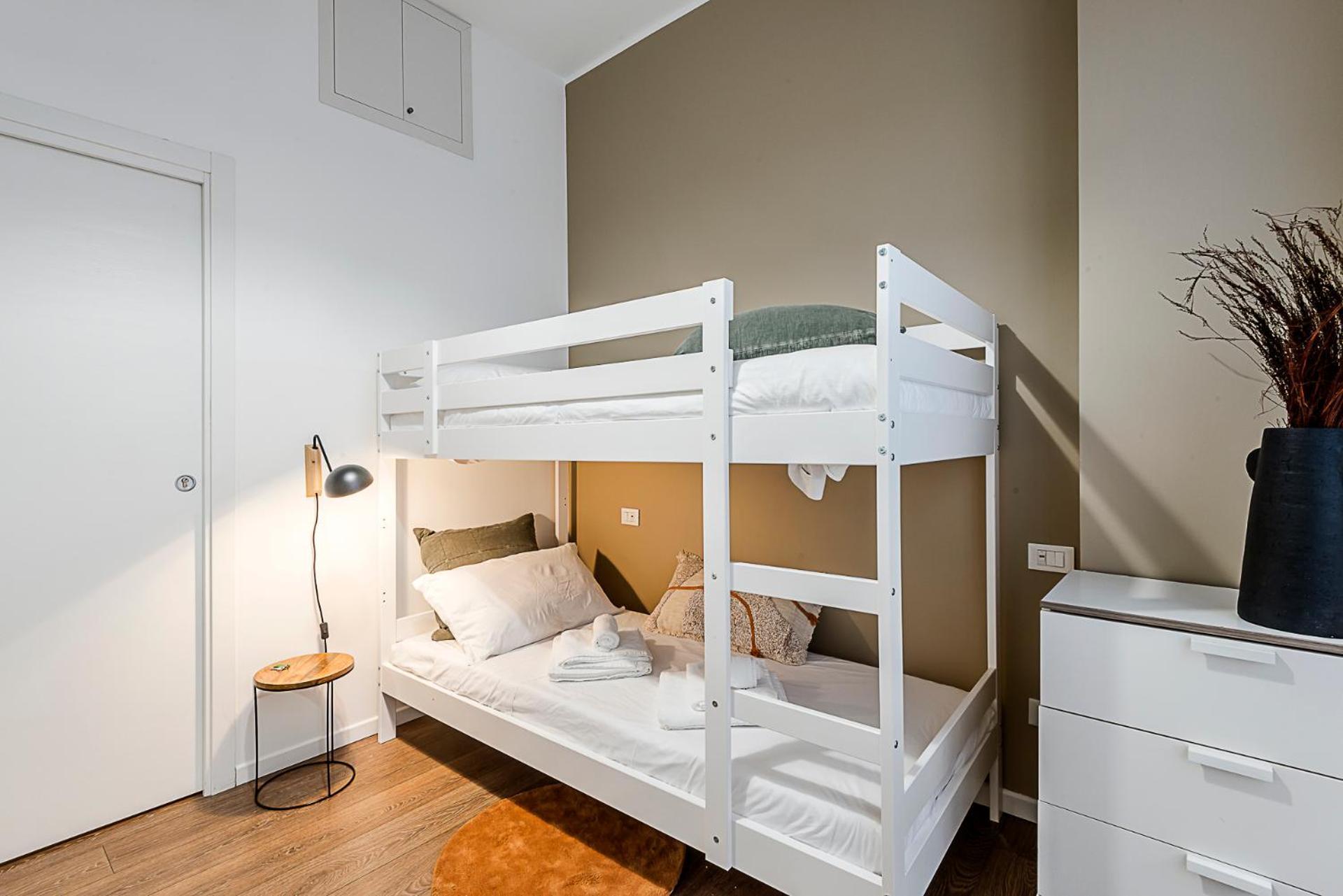 Stayeasy Petrella21 - 4 Bedrooms, 3 Baths - Station Apartment Milan