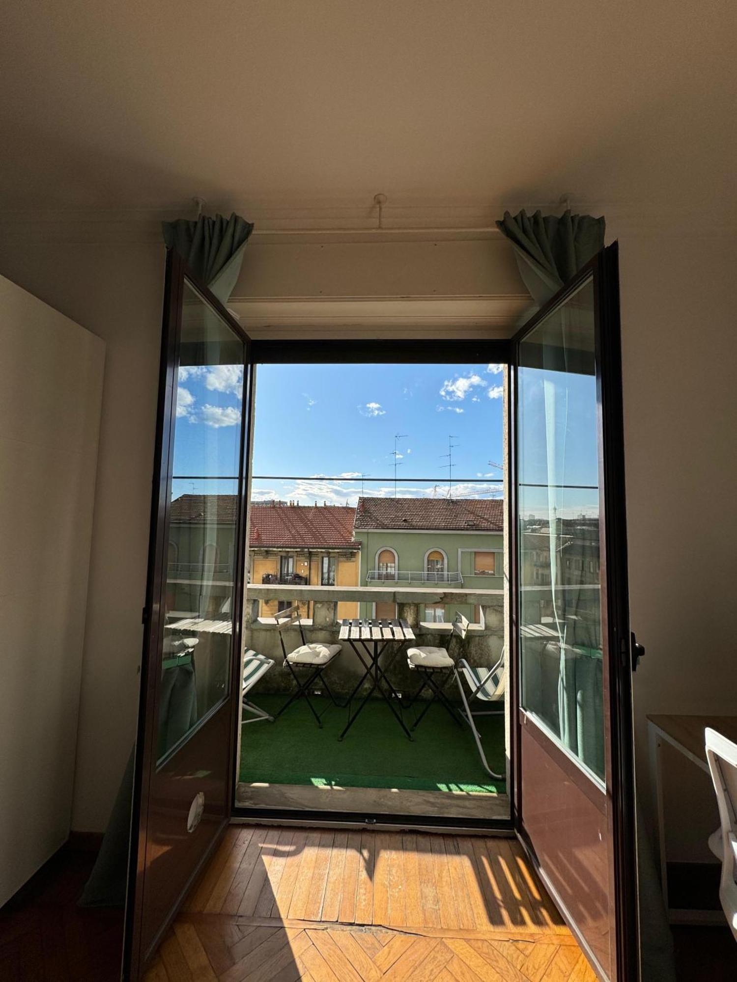 Trilocale Con Due Balconi A Isola Porta Nuova Milan