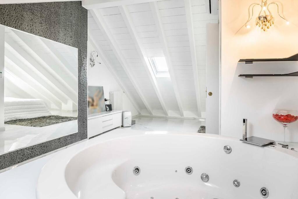 Apartment Jacuzzi Duomo - Free Parcking Ac Wi-fi Milan