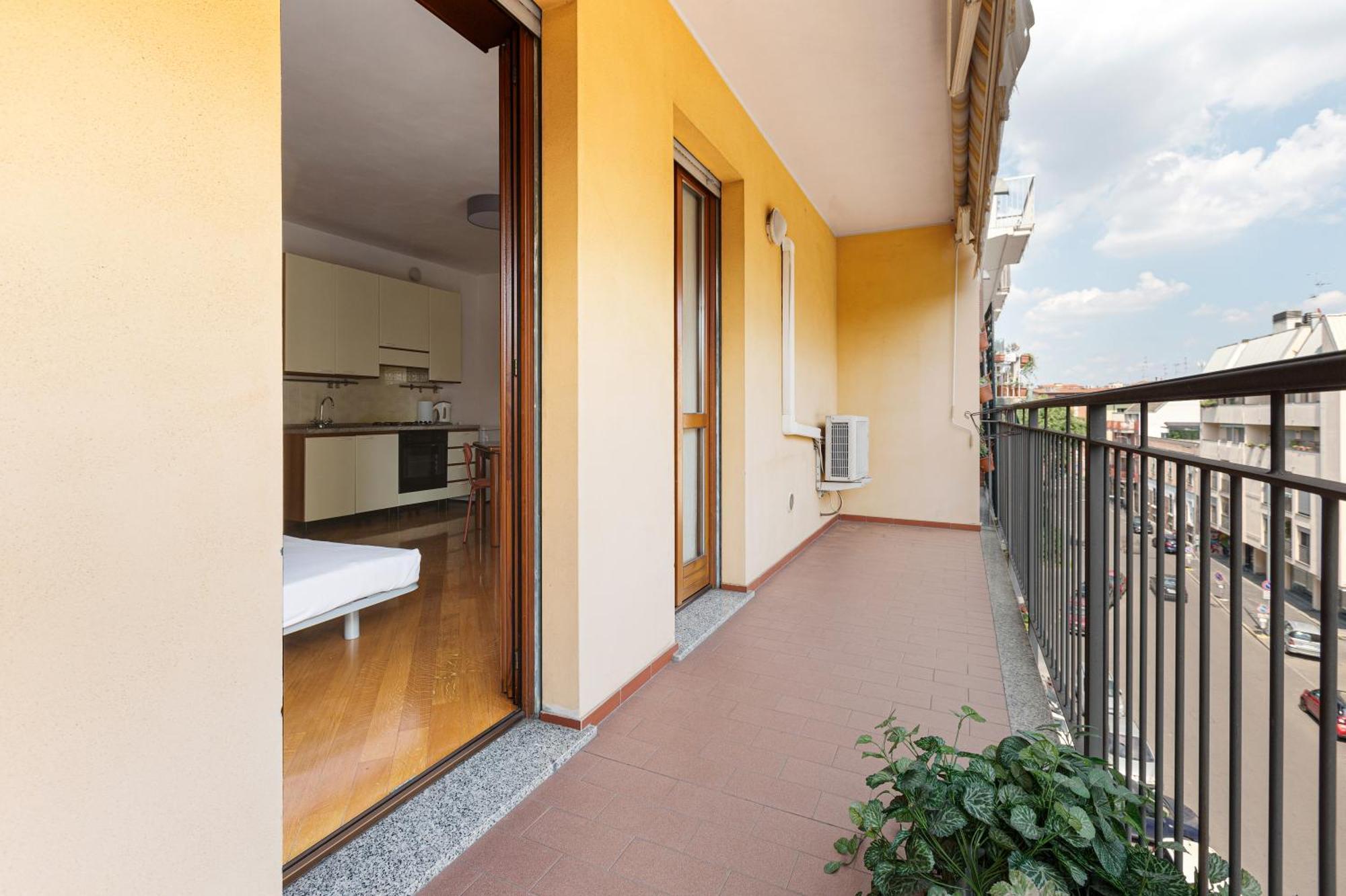 Cosy With Balcony & Private Garage Apartment