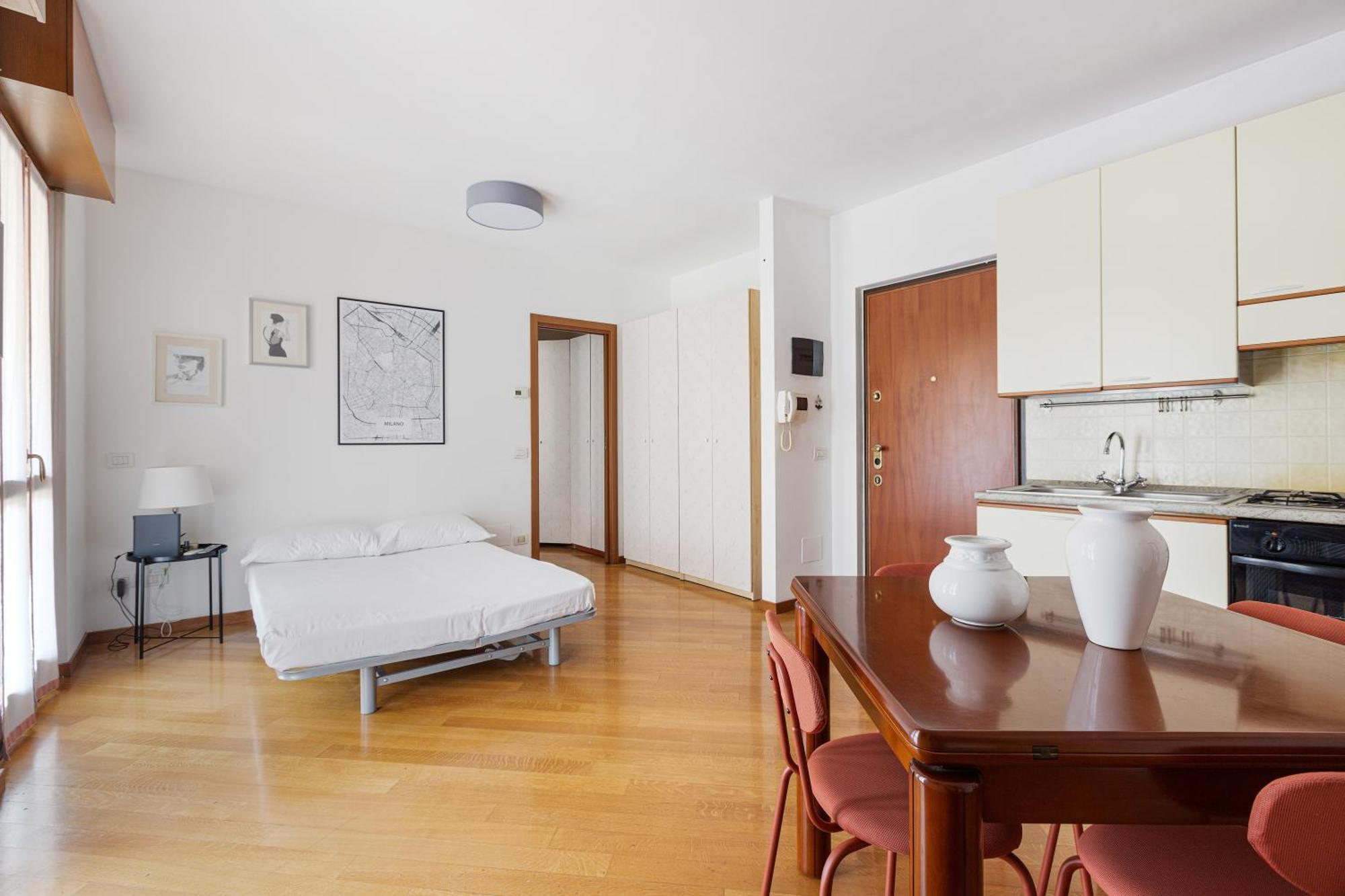 Cosy With Balcony & Private Garage *