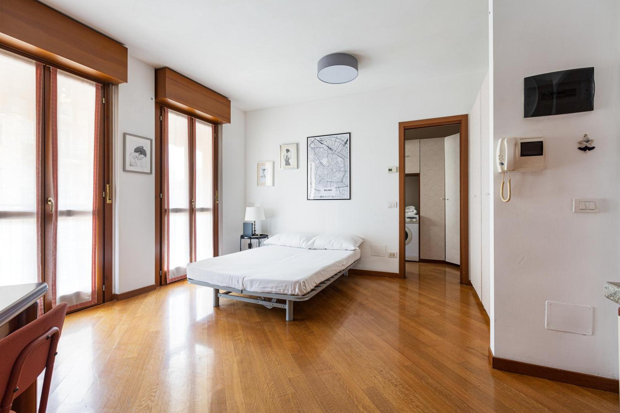 Cosy With Balcony & Private Garage