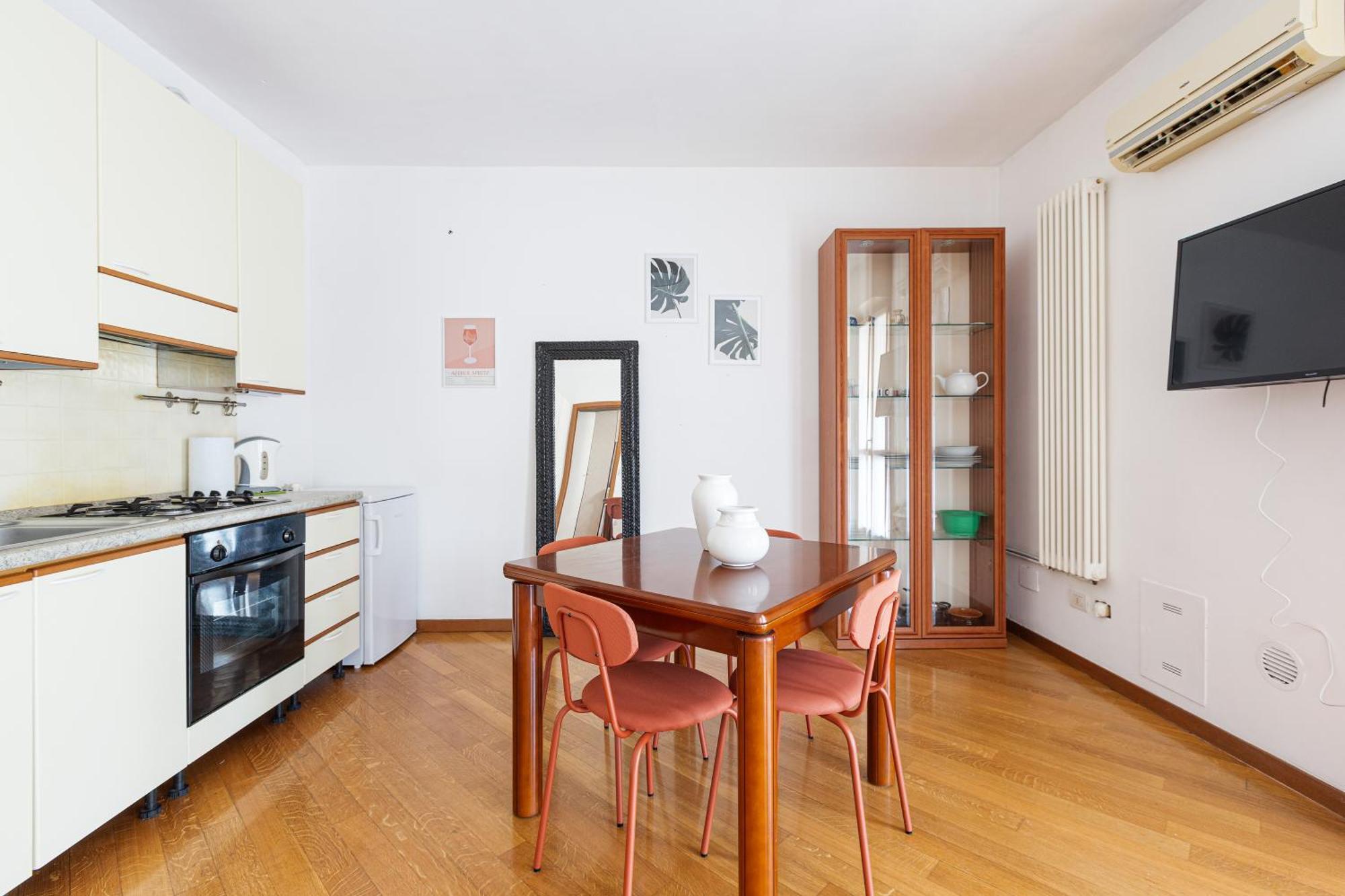 Apartment Cosy With Balcony & Private Garage Milan