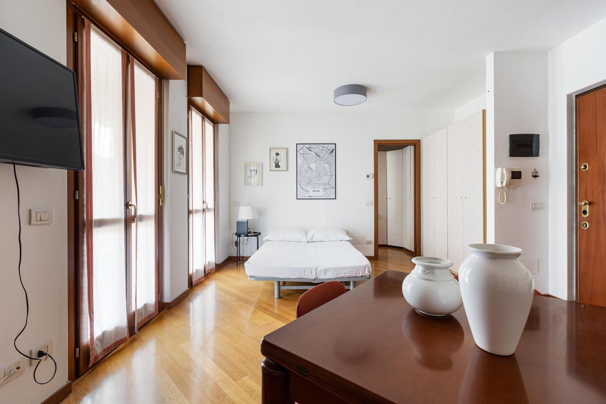 Cosy With Balcony & Private Garage * Milan