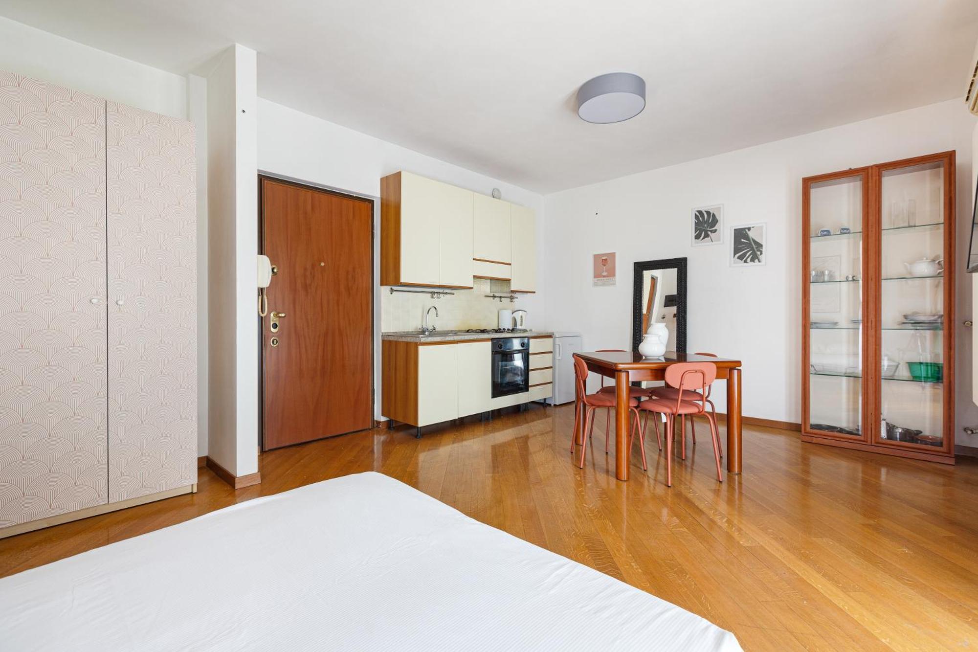Apartment Cosy With Balcony & Private Garage Milan