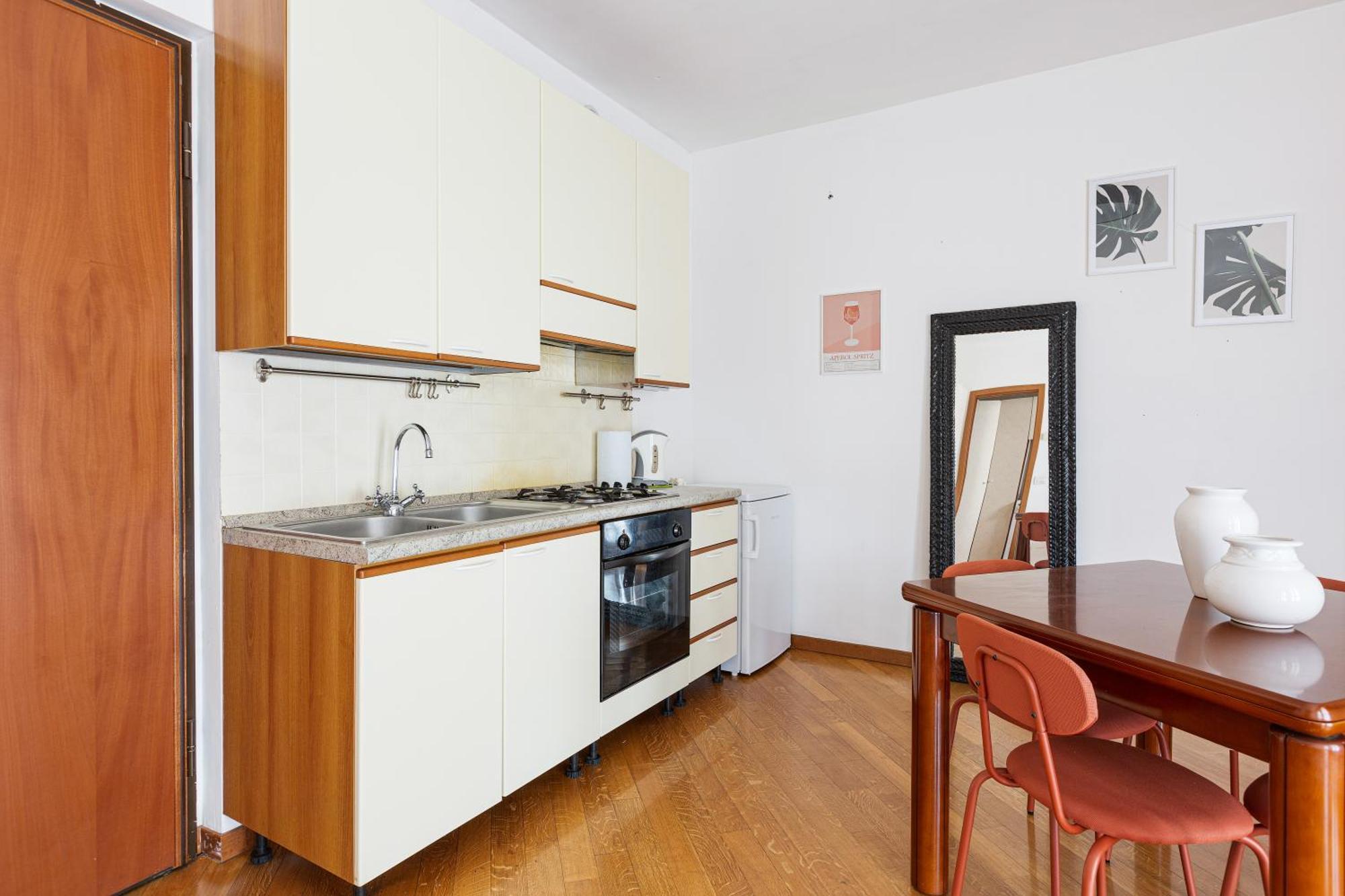 Cosy With Balcony & Private Garage