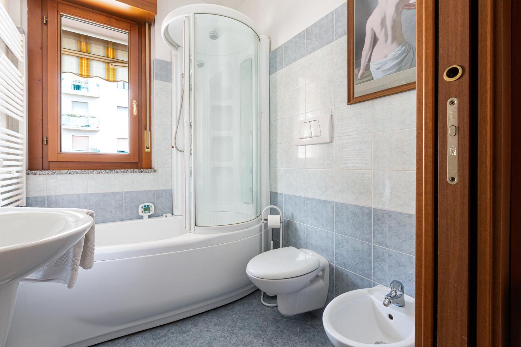 Cosy With Balcony & Private Garage Apartment Milan