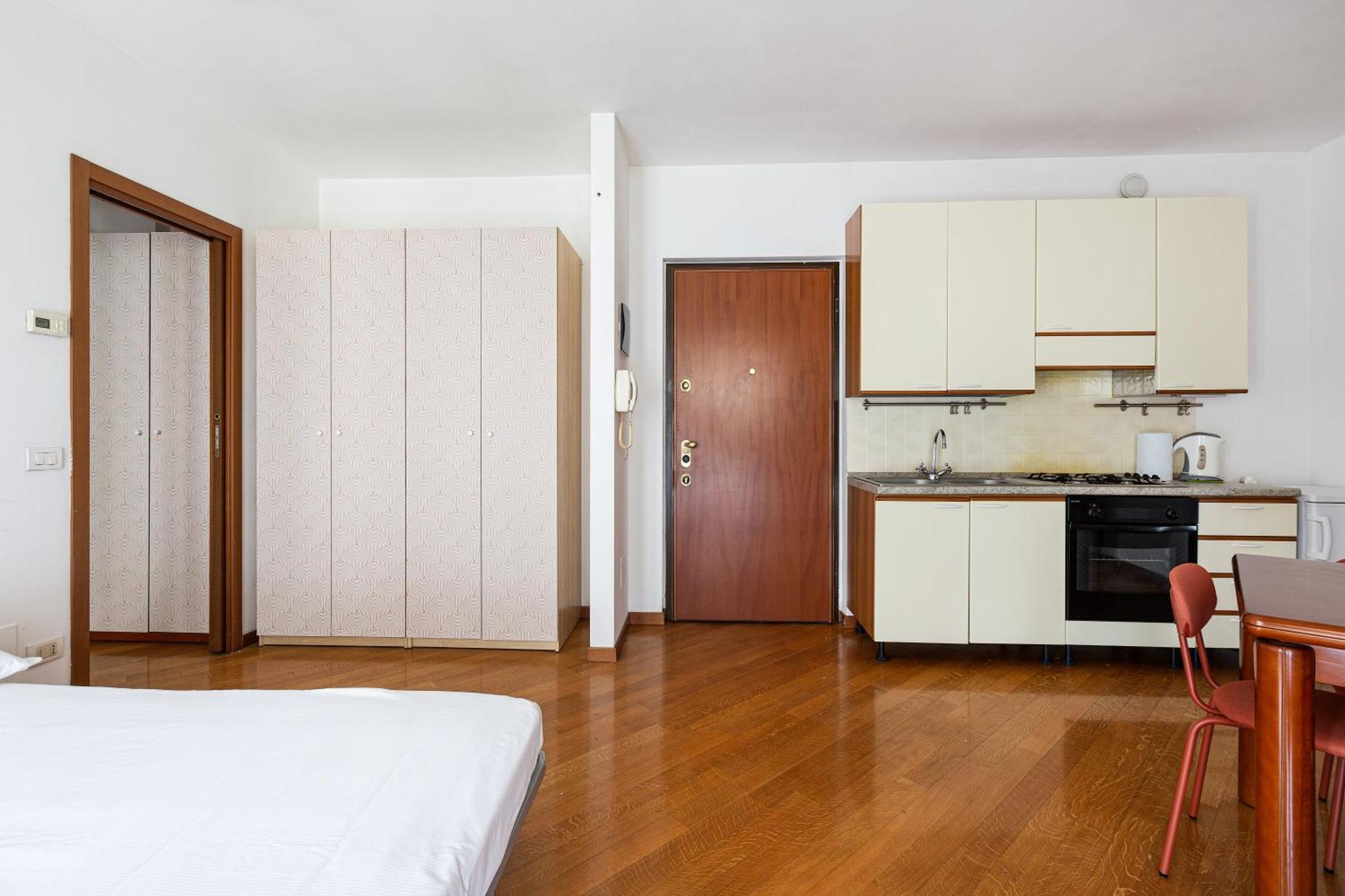 Cosy With Balcony & Private Garage * Milan