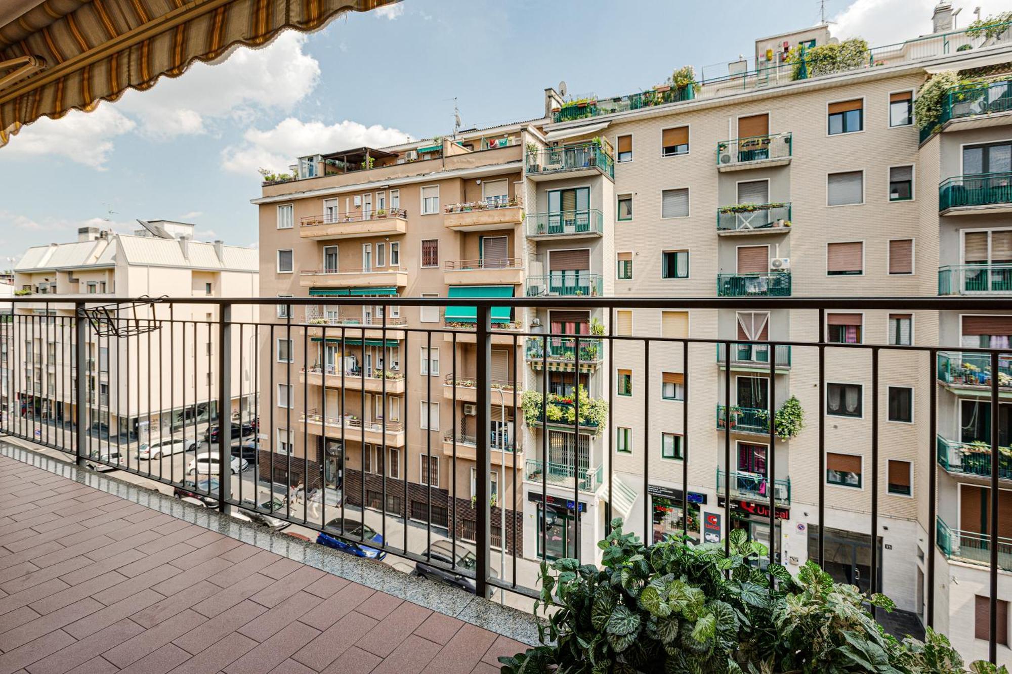 Cosy With Balcony & Private Garage Apartment