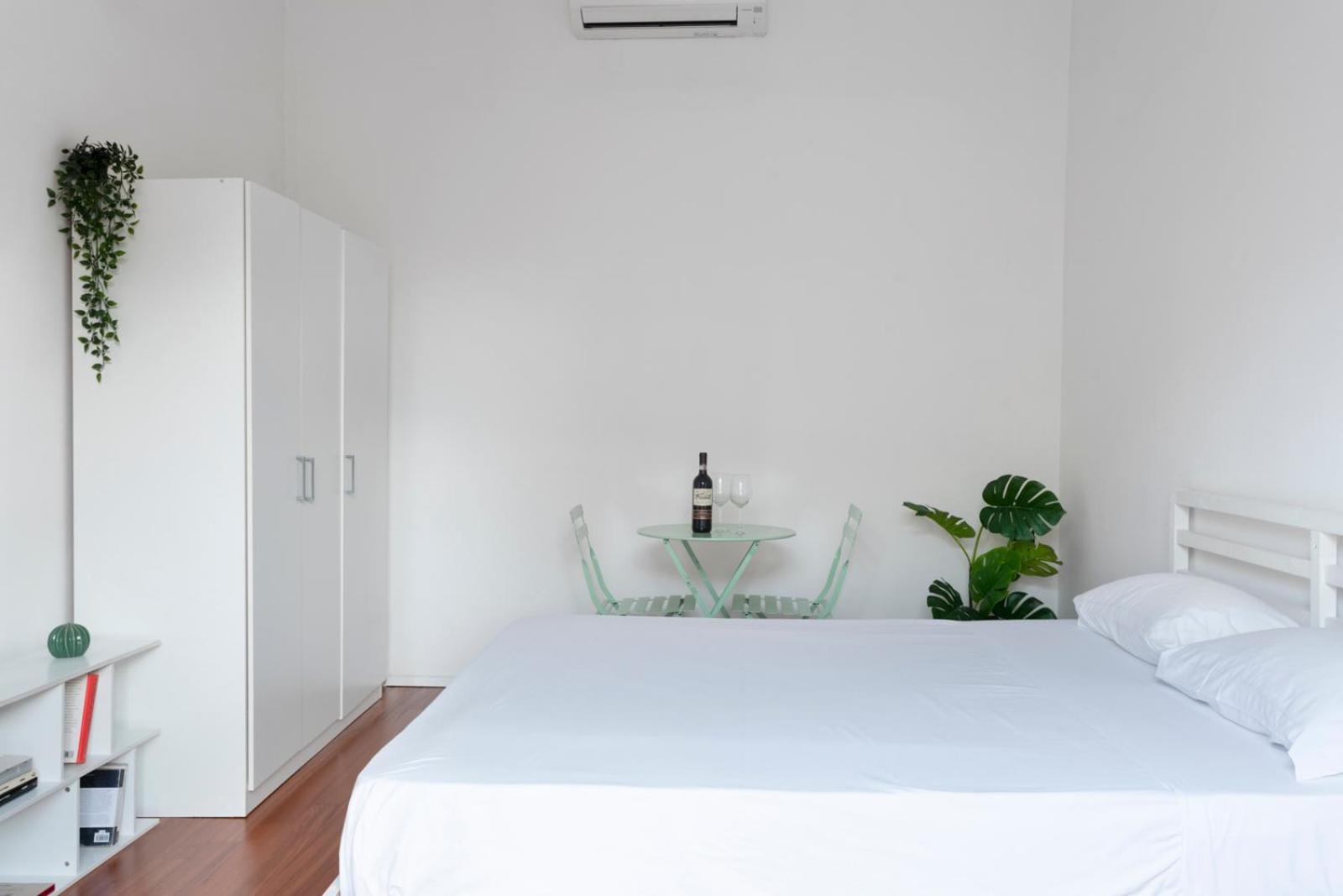 New! Lovely & Friendly In Center A Apartamento Milão