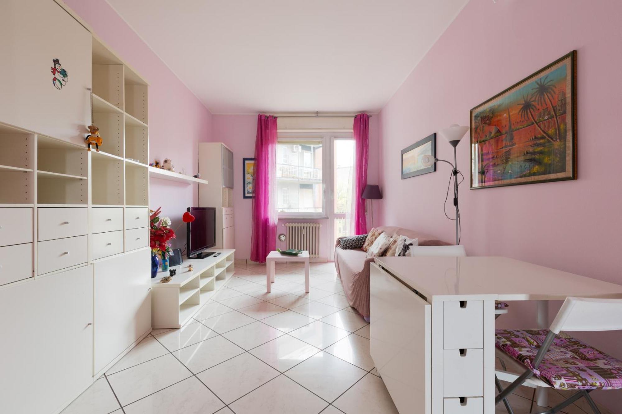 Mac Mahon - Colorful With Balcony!