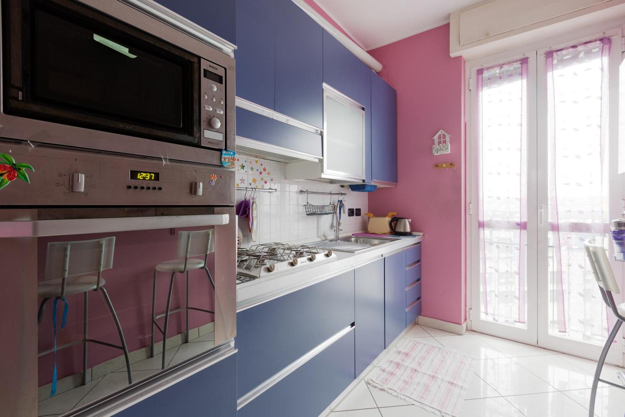Mac Mahon - Colorful With Balcony! Apartment