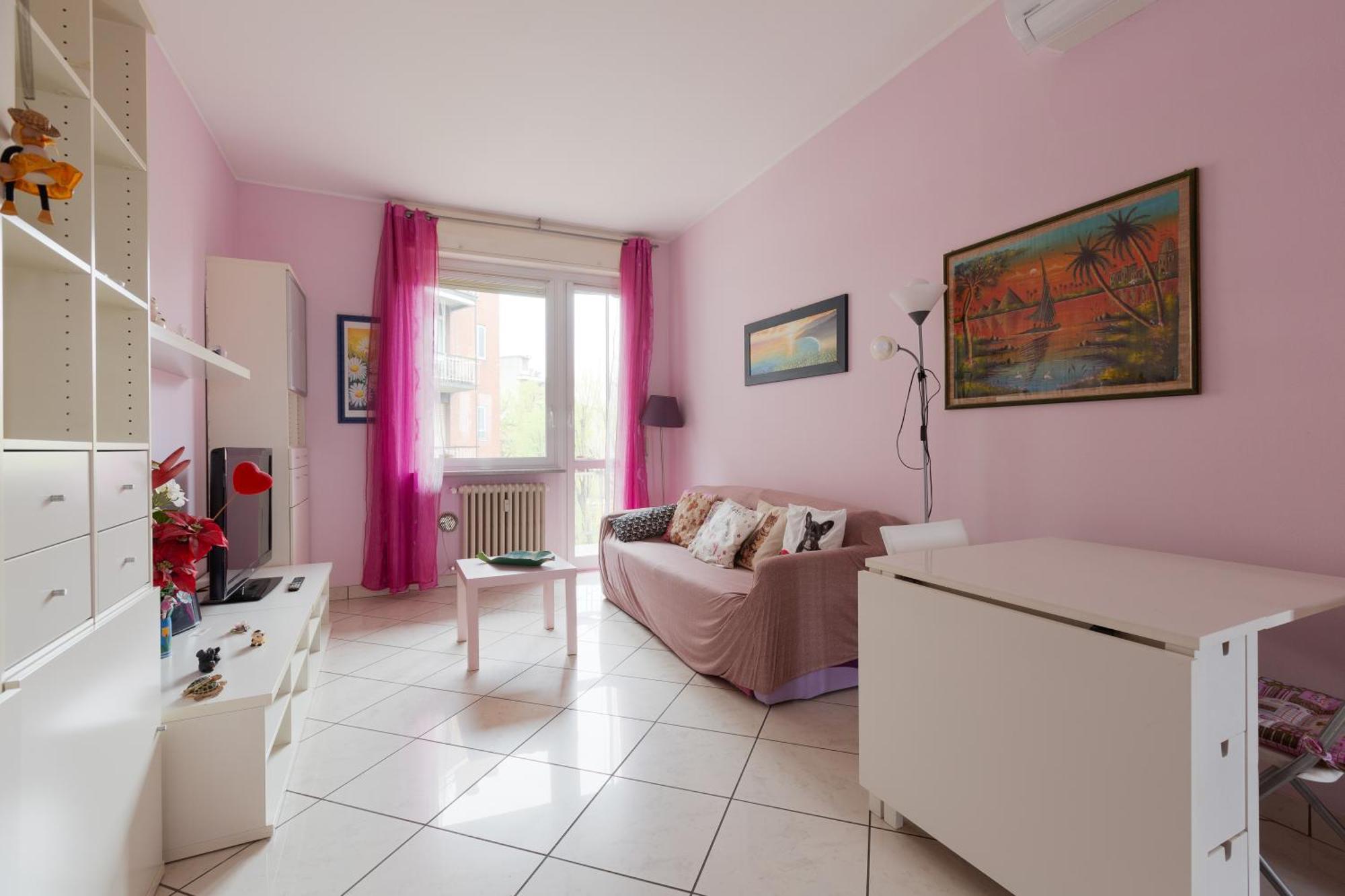Mac Mahon - Colorful With Balcony! Apartment