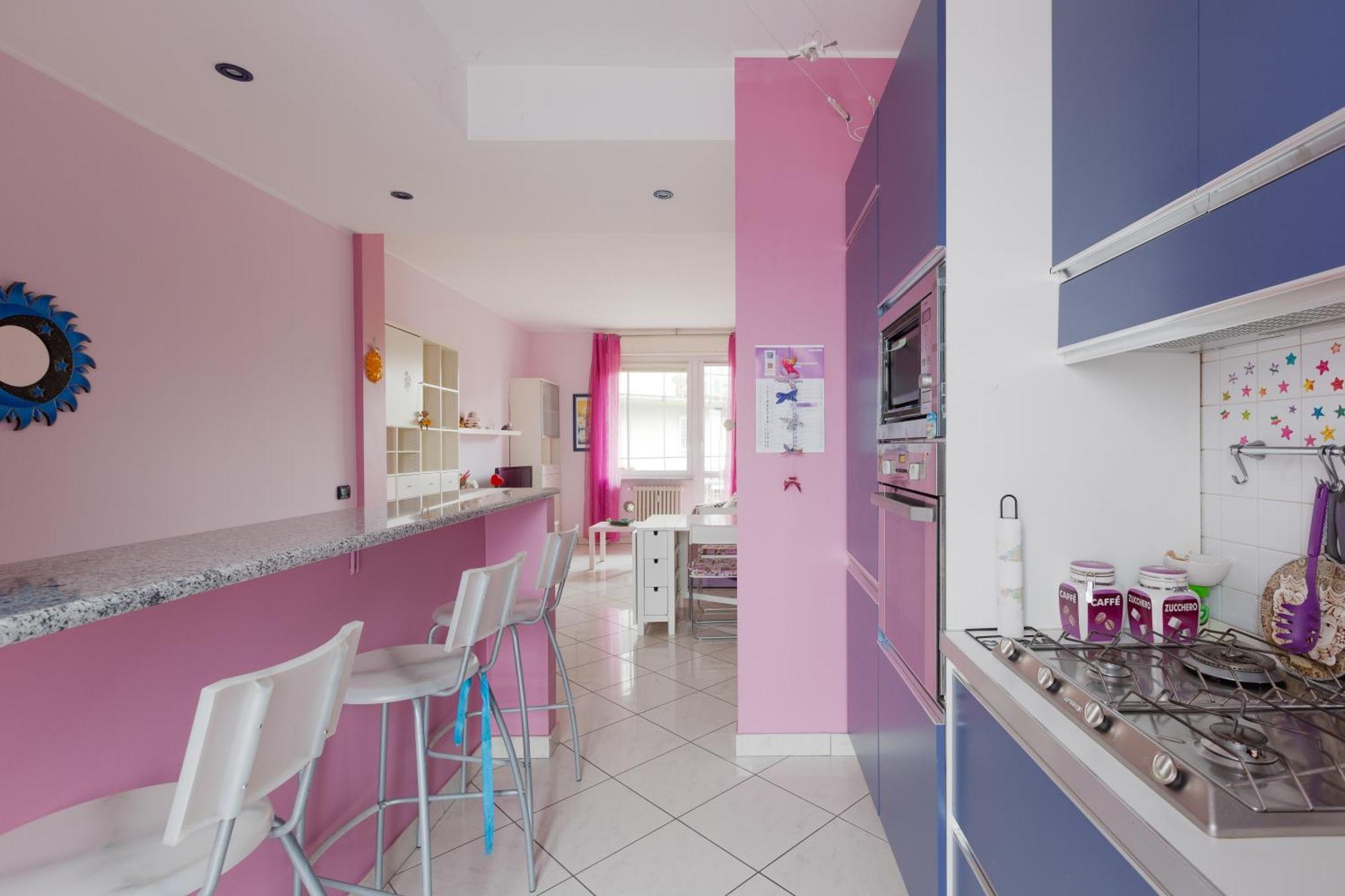 Mac Mahon - Colorful With Balcony! Apartment