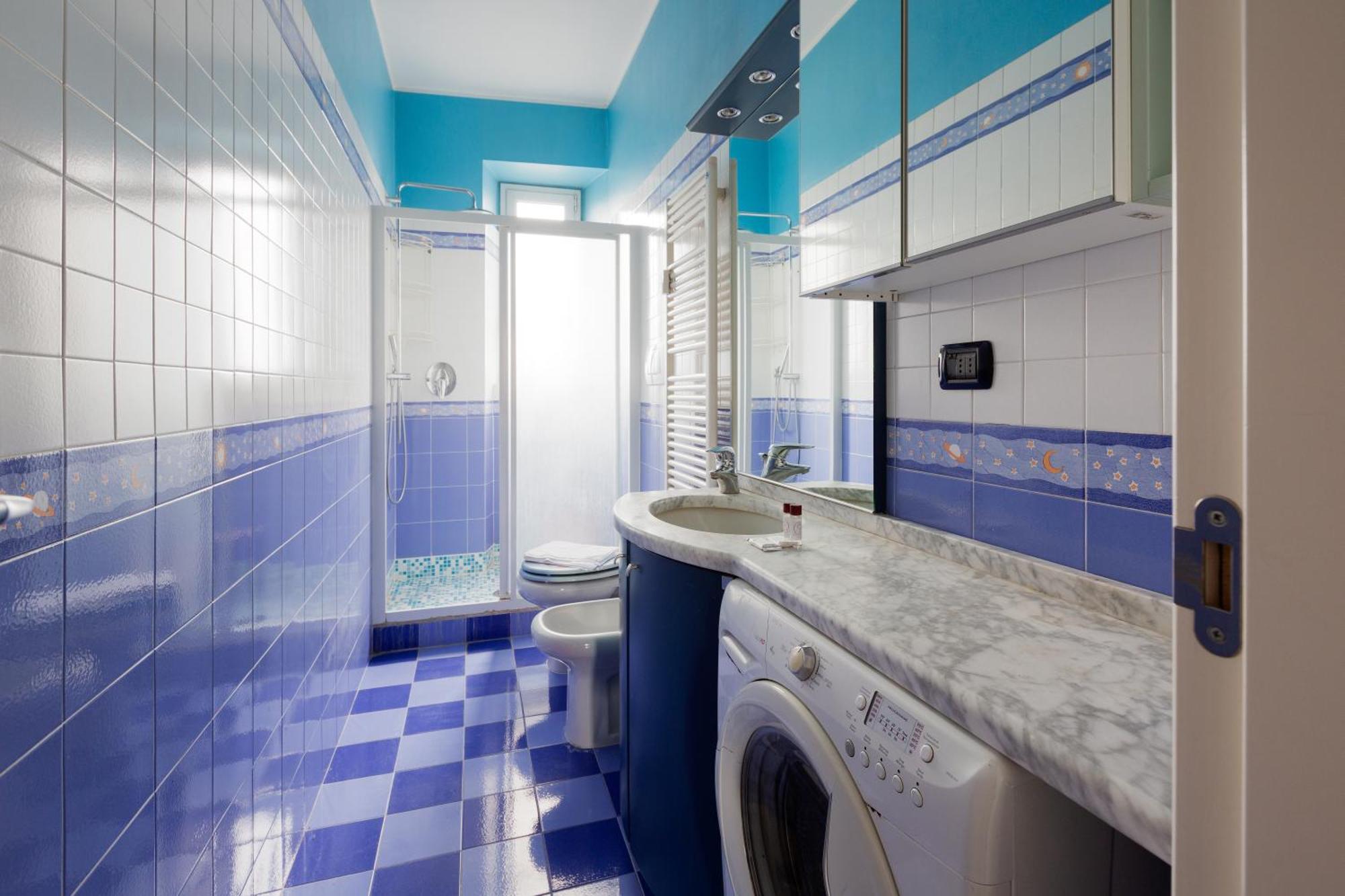 Apartment Mac Mahon - Colorful With Balcony!