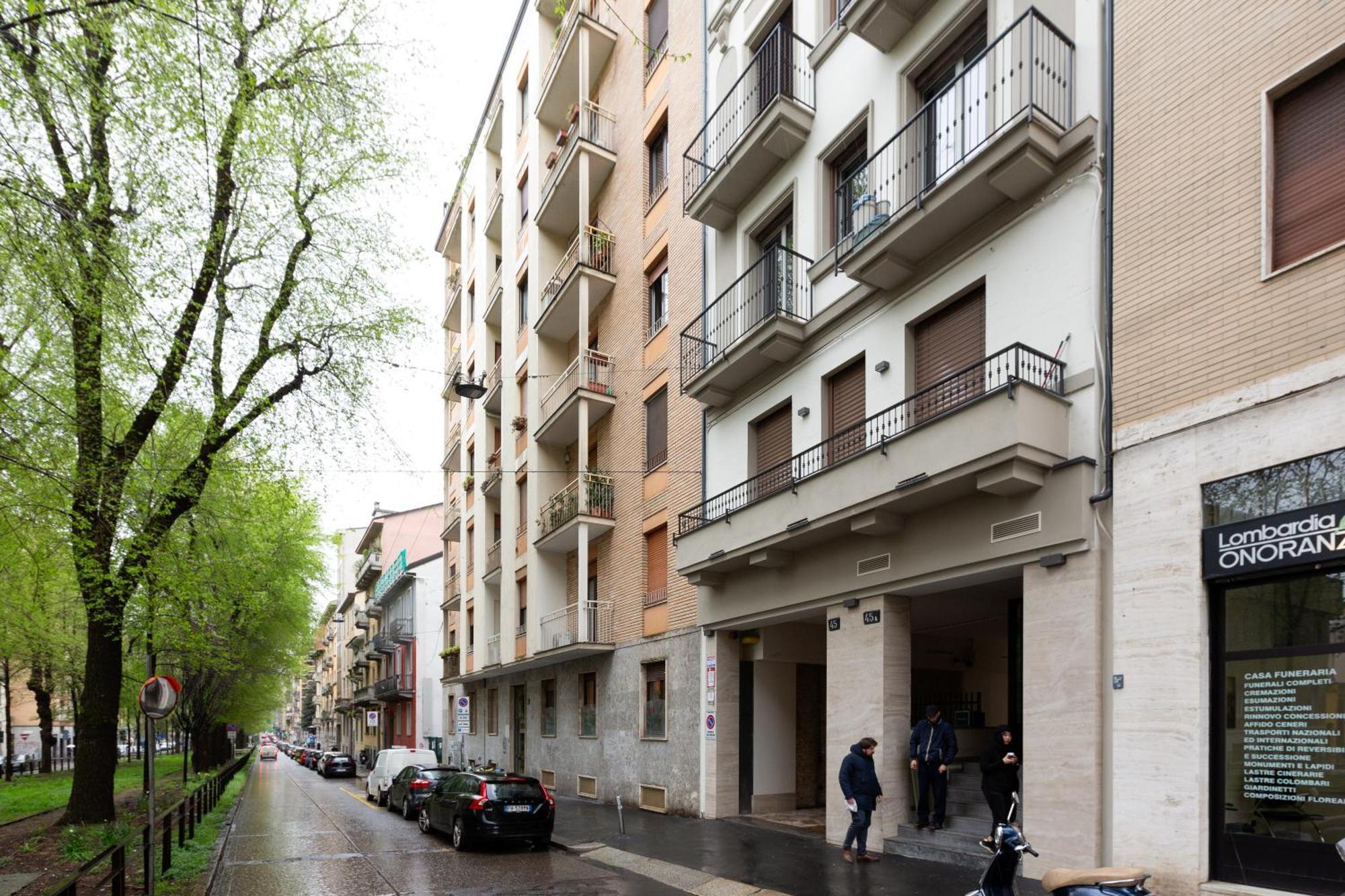 Mac Mahon - Colorful With Balcony! * Milan