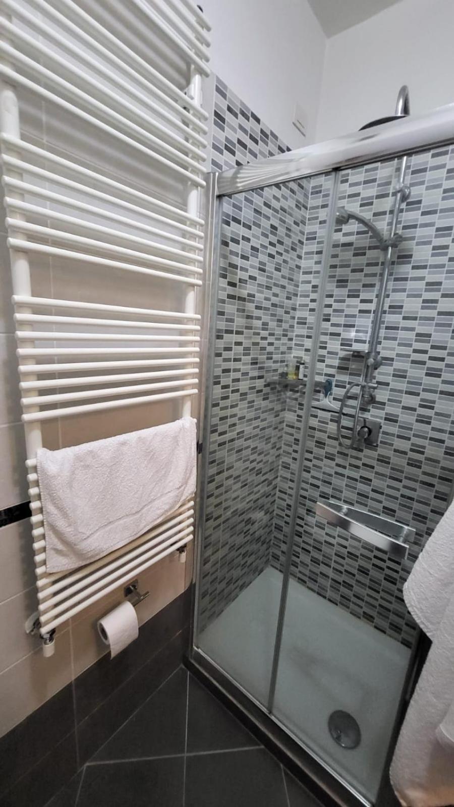 - Doppia Con Bagno Privato In Stupendo Attico Con Vista Mozzafiato Bed & Breakfast *