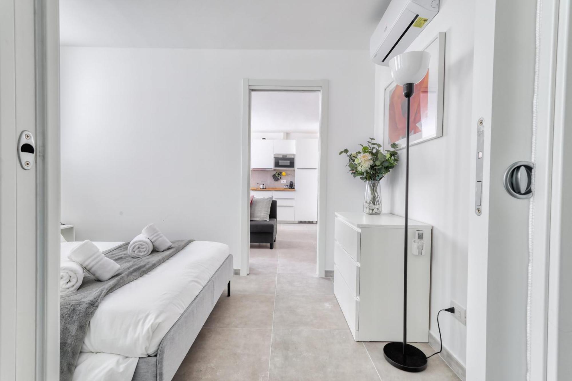 Apartment Red Cannas, Cozy In Life District Milan