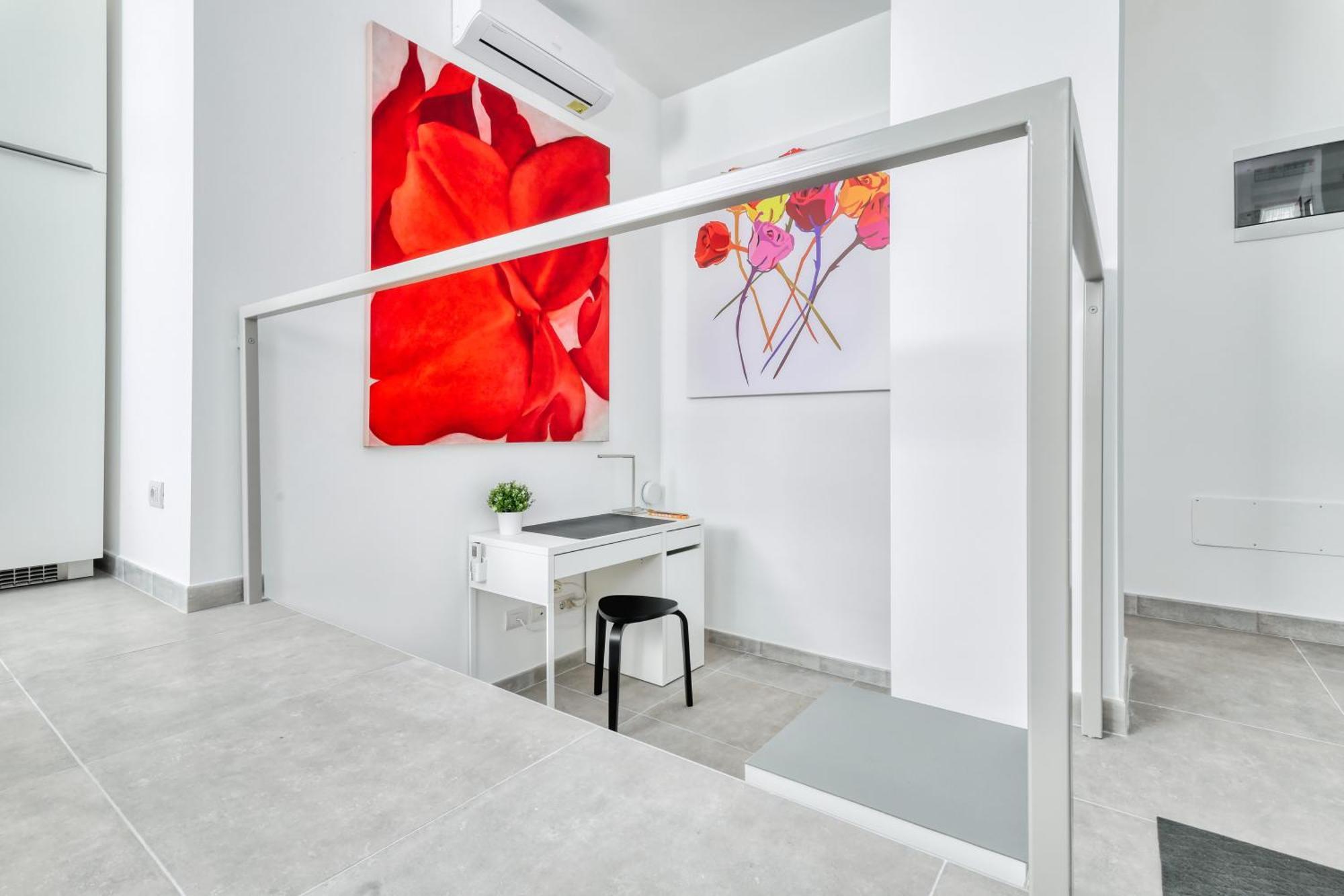 Red Cannas, Cozy In Life District