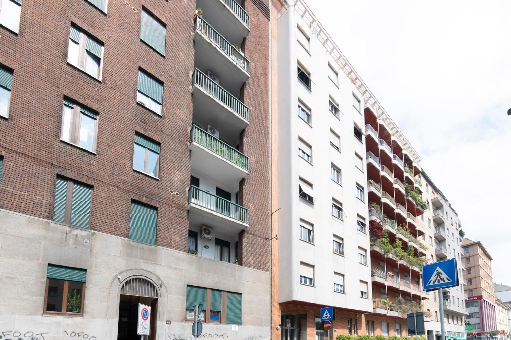 Modern & Stylish Near Isola & Station Appartamento