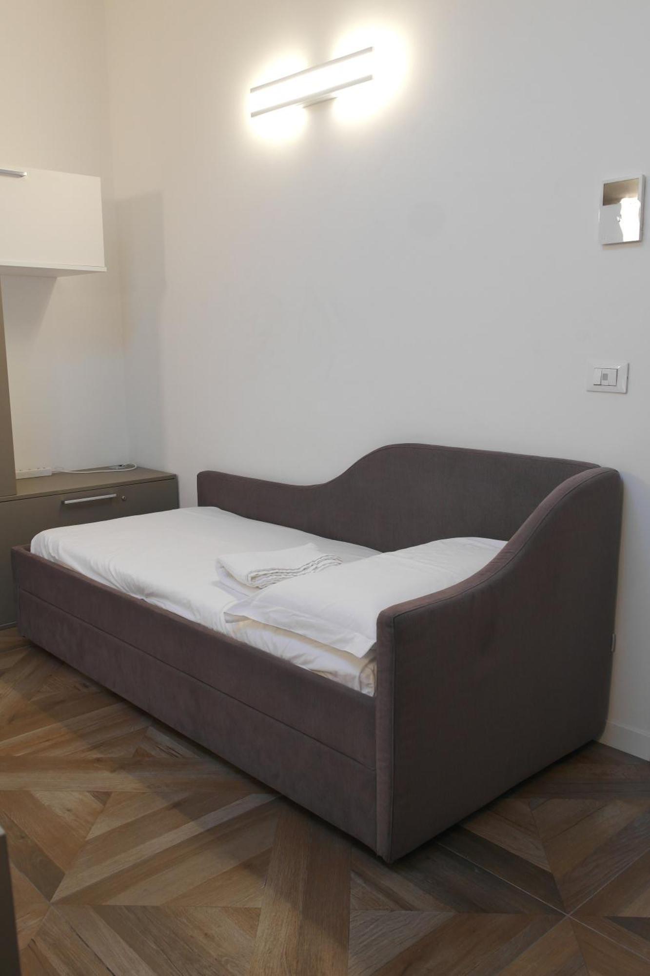 Apartment Luminoso Bilocale Zona Tibaldi Bocconi Milan