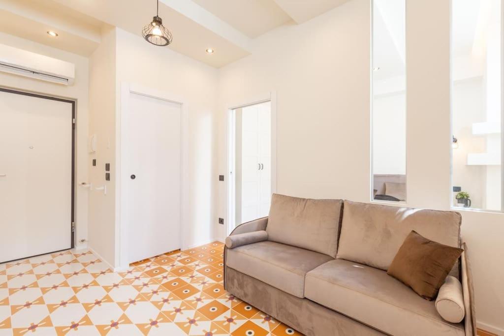 4fo6 Navigli-duomo -yellow Chic - Milan