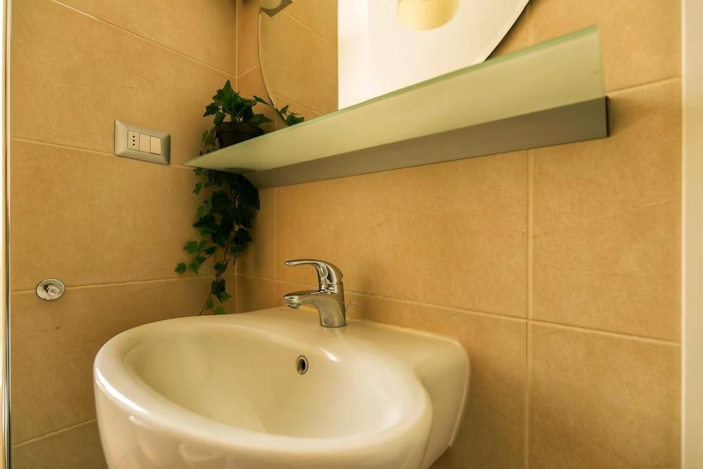 Exclusive & Strategic 2-bedroom Apartment, 50m From M4 Apartment