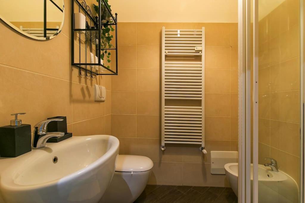 Exclusive & Strategic 2-bedroom Apartment, 50m From M4 Apartment Milan
